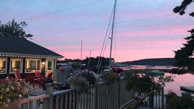 Lakeside Restaurant - 2 minutes from B & B